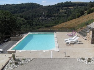 Vue sur la piscine et le Château